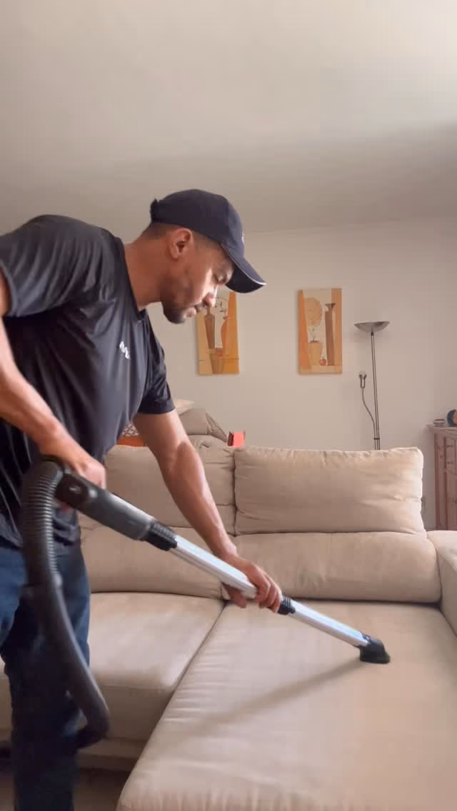 Limpeza profunda de estofos em sala de estar
